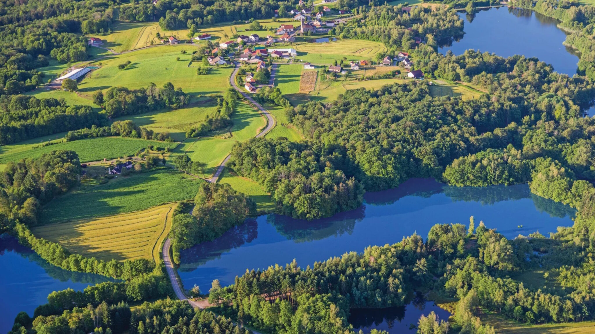 Cascade et bassin de baignade en été