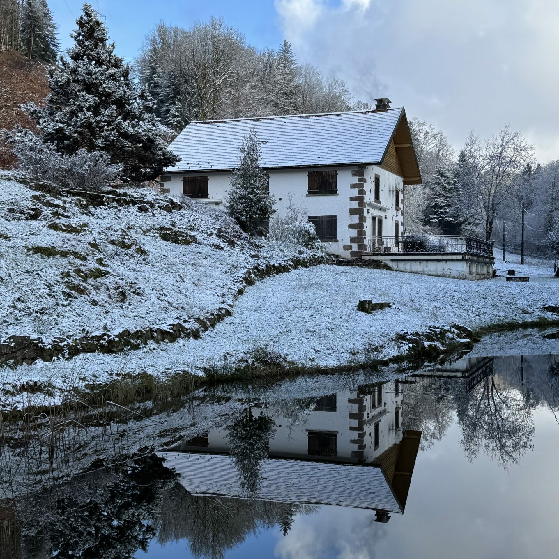Façade de la maison à Servance, entourée de verdure